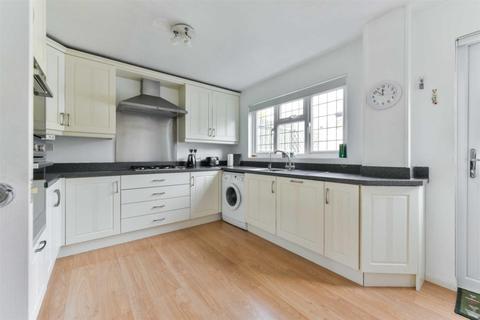 69a Hillside, Banstead, SM7 1EZ