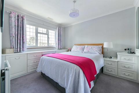 69a Hillside, Banstead, SM7 1EZ