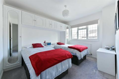 69a Hillside, Banstead, SM7 1EZ