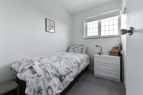 69a Hillside, Banstead, SM7 1EZ