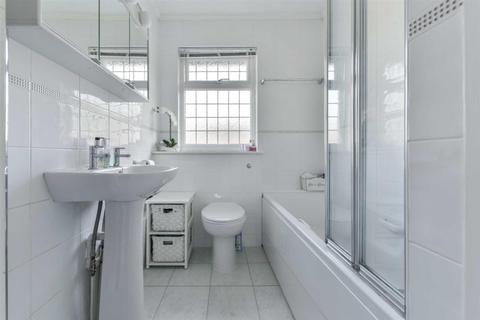 69a Hillside, Banstead, SM7 1EZ