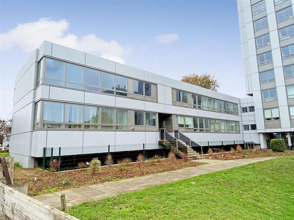 Wellington Close, WaltonOnThames 2 bed apartment £1,200 pcm (£277 pw)