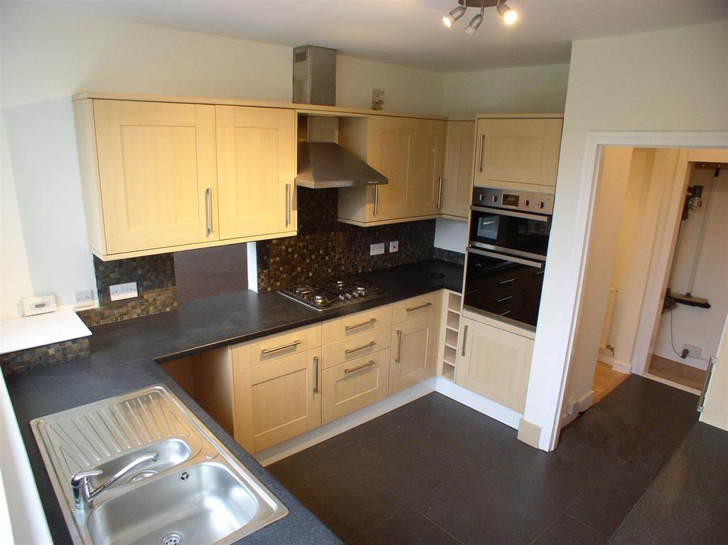 Wellington Close, WaltonOnThames 2 bed apartment £1,200 pcm (£277 pw)