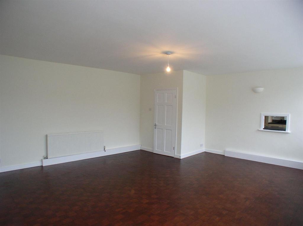 Wellington Close, WaltonOnThames 2 bed apartment £1,200 pcm (£277 pw)
