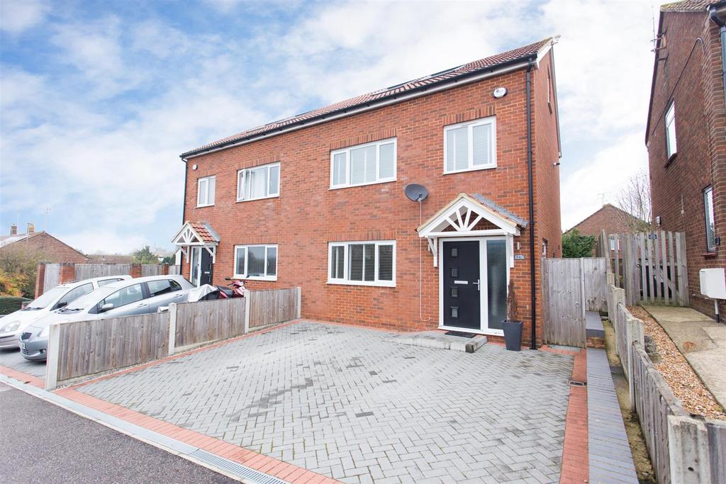 Spring Lane, Canterbury 3 bed house £1,400 pcm (£323 pw)