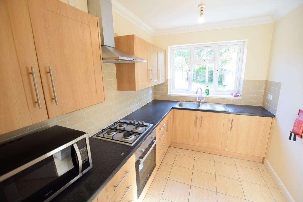 Melrose Avenue, READING RG6 7BN 5 bed semidetached house £2,300 pcm