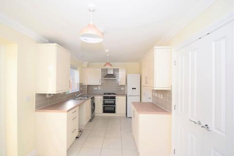 3 bedroom end of terrace house to rent, Thacker Close, Ipswich, IP8