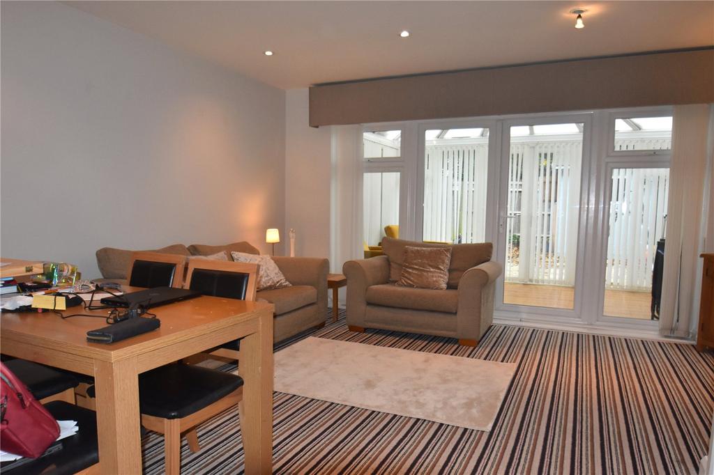 Montague Close, Farnham Royal, SL2 4 bed townhouse £2,100 pcm (£485 pw)