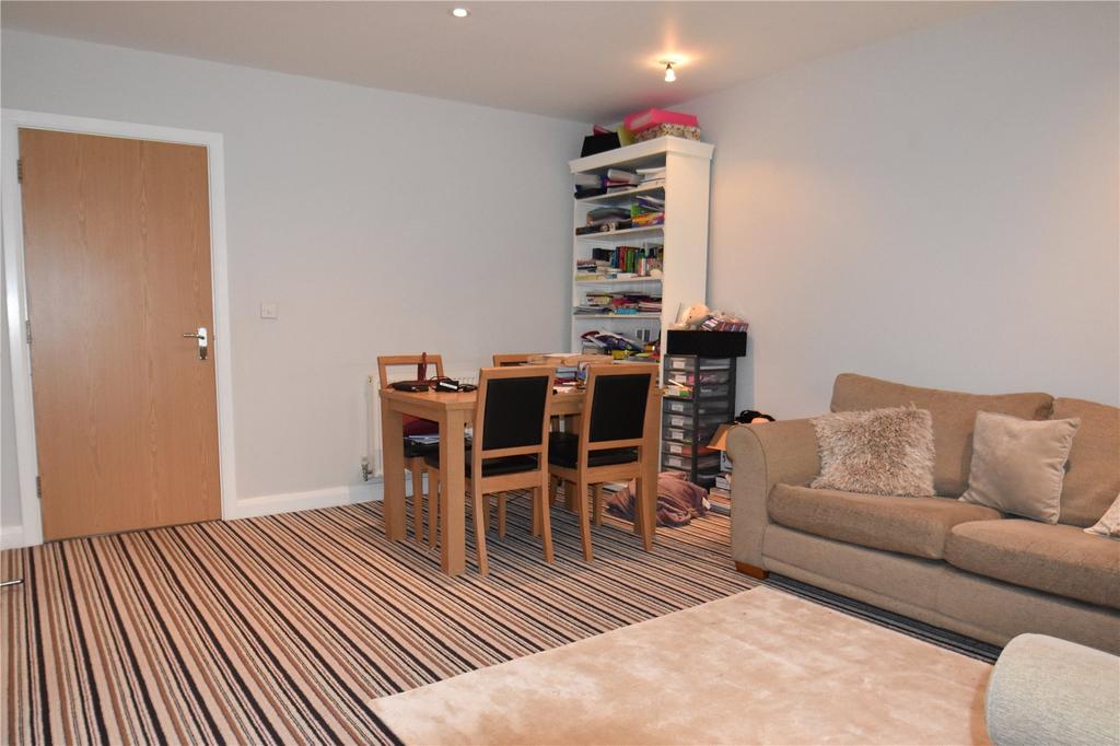 Montague Close, Farnham Royal, SL2 4 bed townhouse £2,100 pcm (£485 pw)
