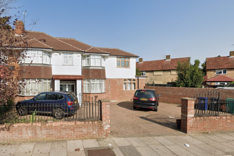 Studio to rent, Watery Lane,  Northolt, UB5