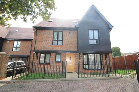 6 bedroom detached house to rent - Torrance Close, Hornchurch, RM11