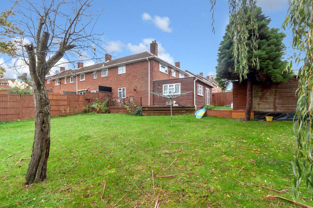 Hinkler Road, Southampton SO19 6FT 4 bed terraced house £260,000