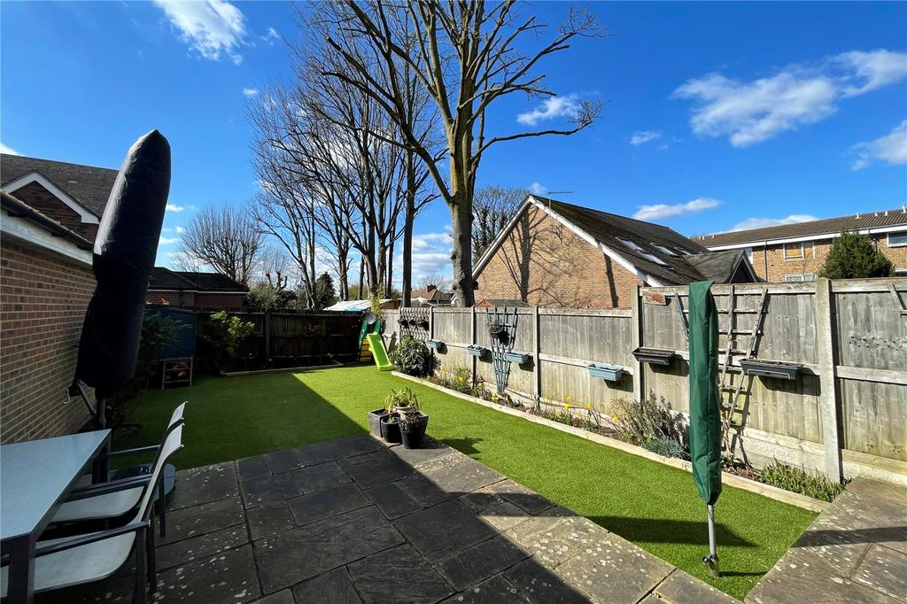 Kenny Drive, Carshalton On The Hill, SM5 3 bed semidetached house £