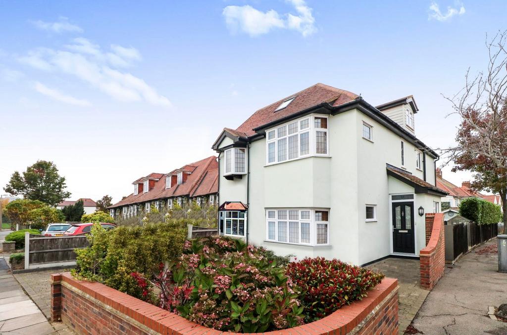 Earls Hall Avenue, Southendonsea, SS2 4 bed detached house £650,000