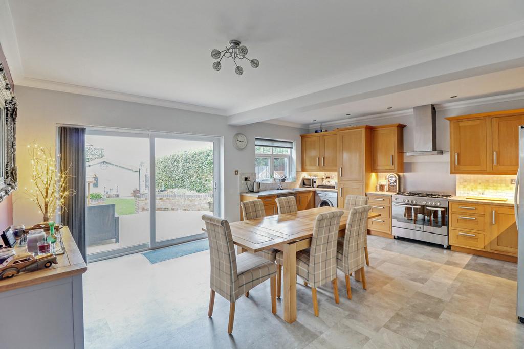 Earls Hall Avenue, Southendonsea, SS2 4 bed detached house £650,000