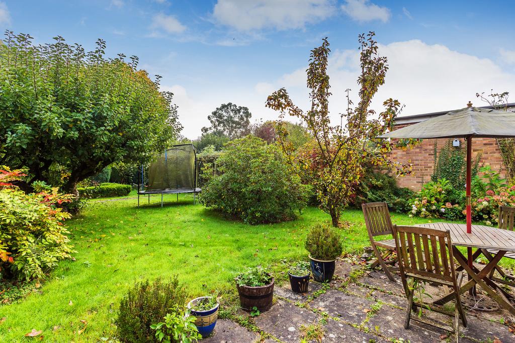 Mill Hill, Edenbridge, TN8 4 bed detached house £500,000