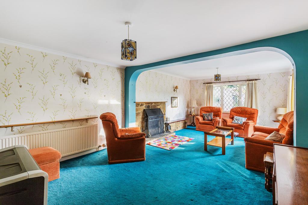 Mill Hill, Edenbridge, TN8 4 bed detached house £500,000