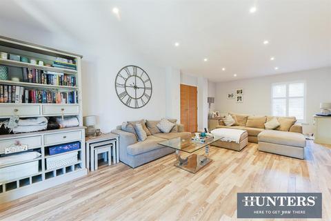18 Ashley Drive, Banstead, SM7 2AG
