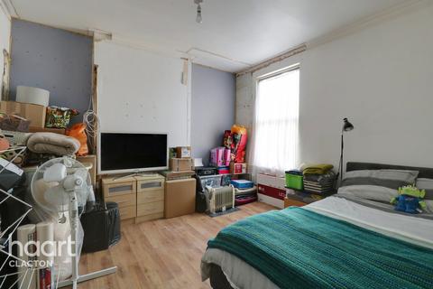 15 Beach Road, Clacton-on-sea, CO15 1UF
