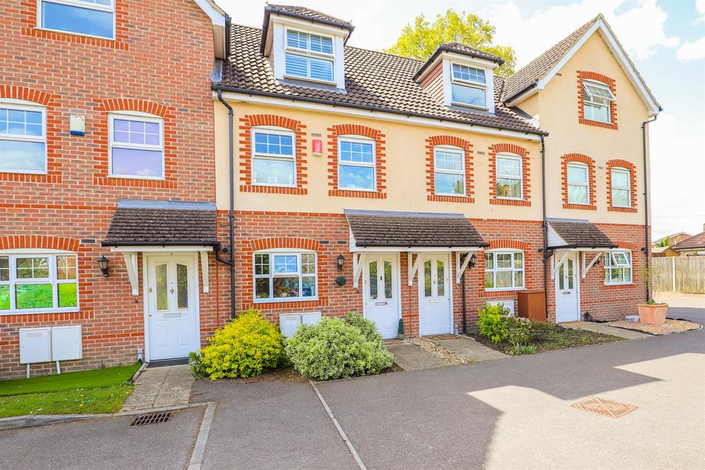 3 bedroom Town House House in Farnborough 3 bed house £1,600 pcm (£369 pw)