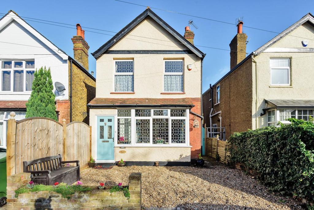 Dudley Road, WaltononThames, KT12 3 bed detached house £699,000