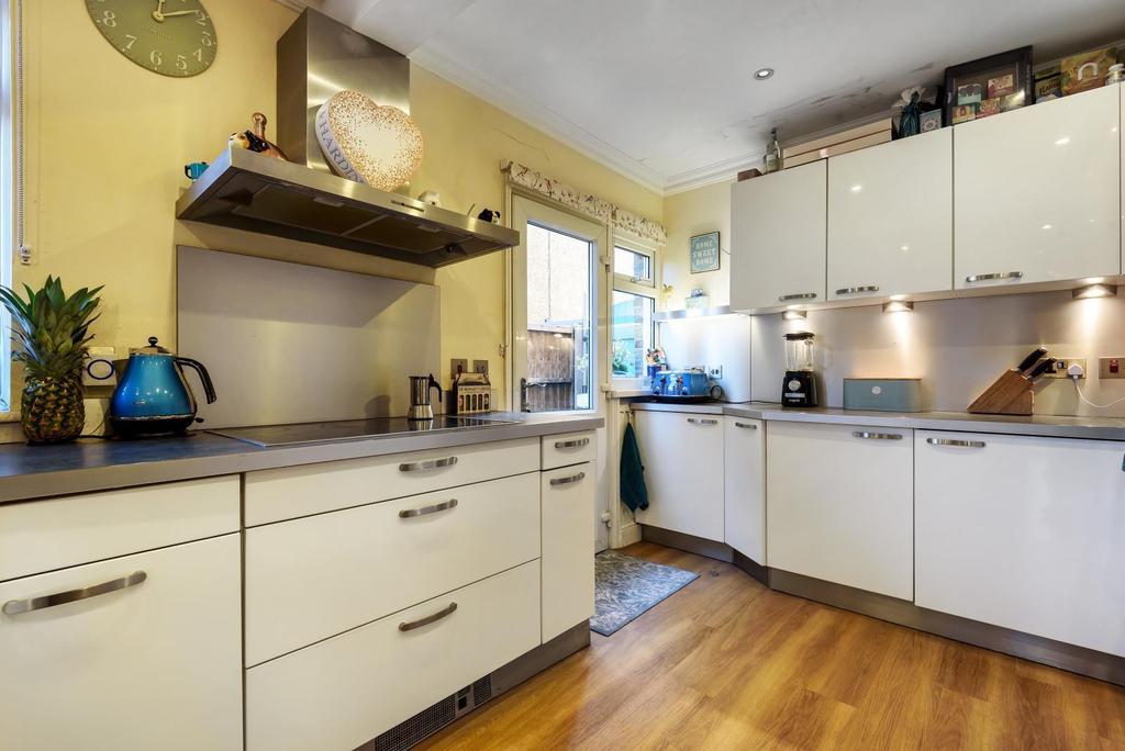 Dudley Road, WaltononThames, KT12 3 bed detached house £699,000