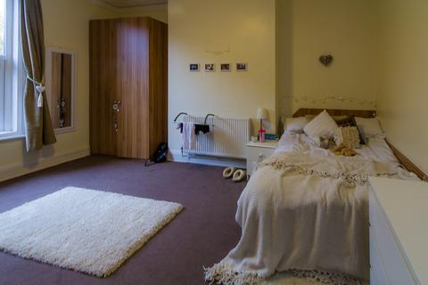 3 bedroom flat to rent, ASH GROVE, Leeds