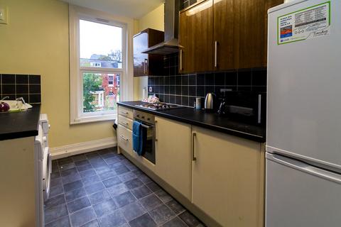 3 bedroom flat to rent, ASH GROVE, Leeds