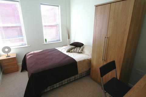 4 bedroom flat to rent, North Lane, Leeds