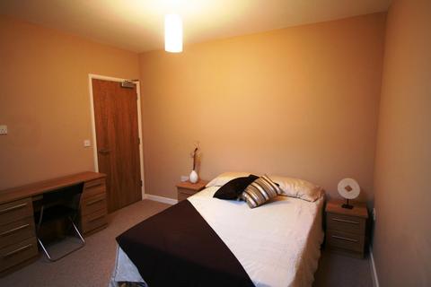 4 bedroom flat to rent, North Lane, Leeds
