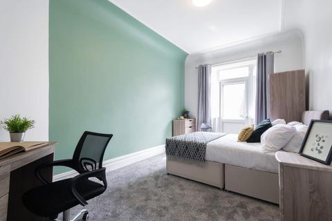 2 bedroom flat to rent, Church Wood Avenue, Leeds
