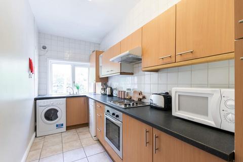 5 bedroom flat to rent, Church Wood Avenue, Leeds