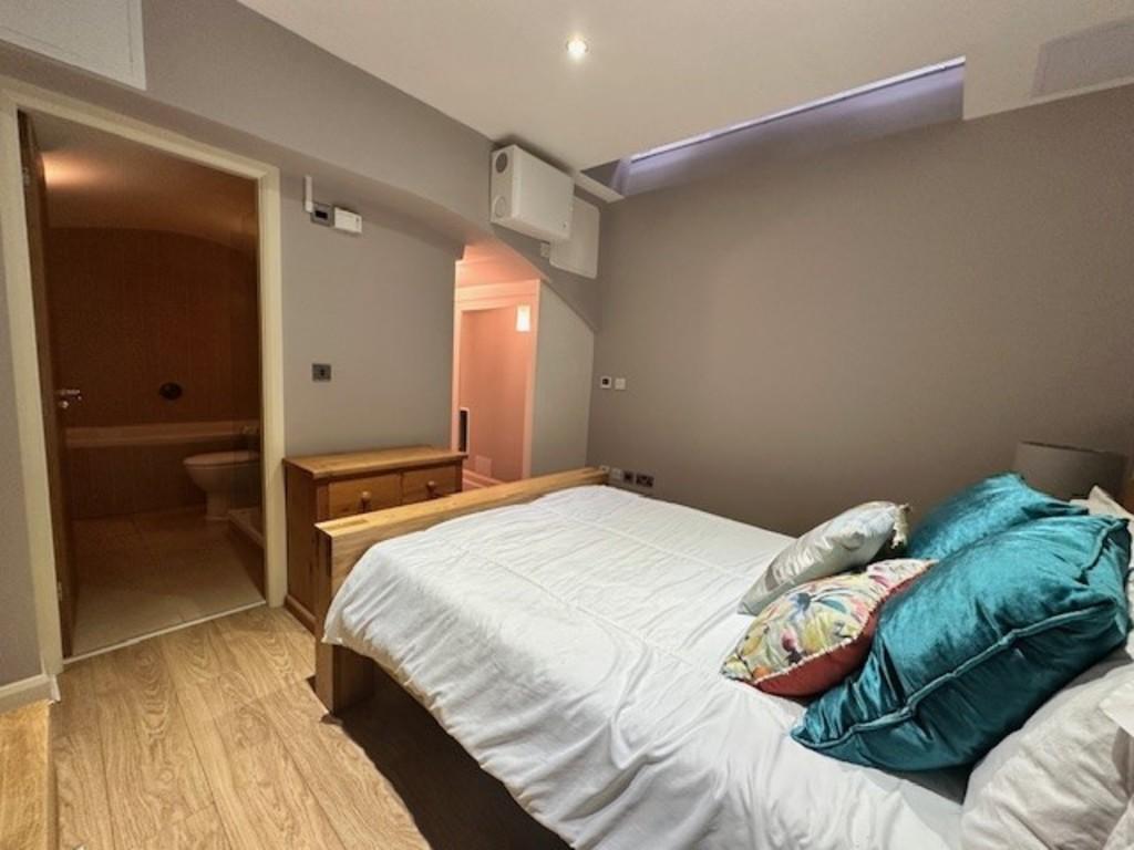 Bed 1 to ensuite