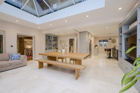 Tudor Cottage Garden Close, Leatherhead, KT22 8LR