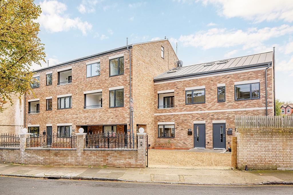 Golden Manor, Hanwell, London, W7 3EE 3 bed townhouse £2,250 pcm (£