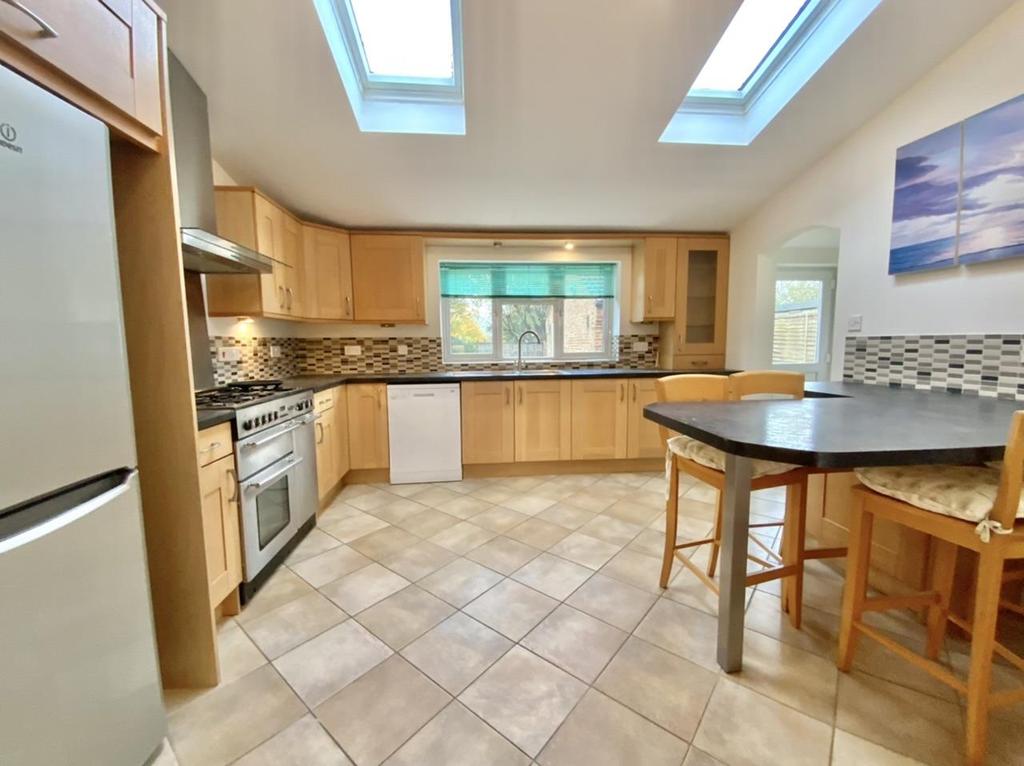 Wendover Road, Stoke Mandeville, Aylesbury 3 bed semidetached house