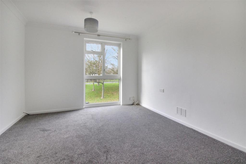 Derby Way, Stevenage 1 bed flat £800 pcm (£185 pw)