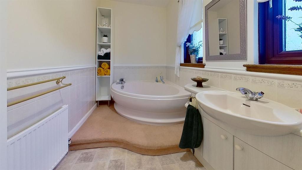 1-Dunvegan-Gardens-Bathroom.jpg