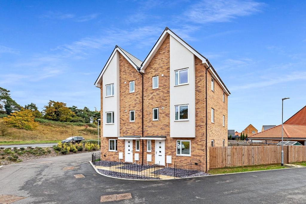Martin Hunt Drive, Stanway 3 bed semidetached house £375,000