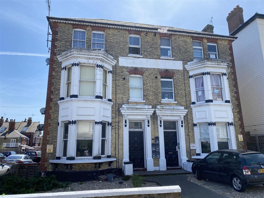 Granville Road, Broadstairs 2 bed apartment - £850 pcm (£196 pw)