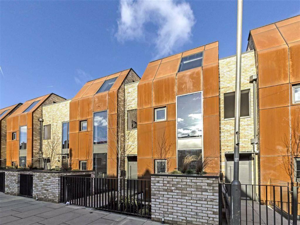 2a, Revelstoke Road, Southfields, SW18 3 bed flat £2,850 pcm (£658 pw)