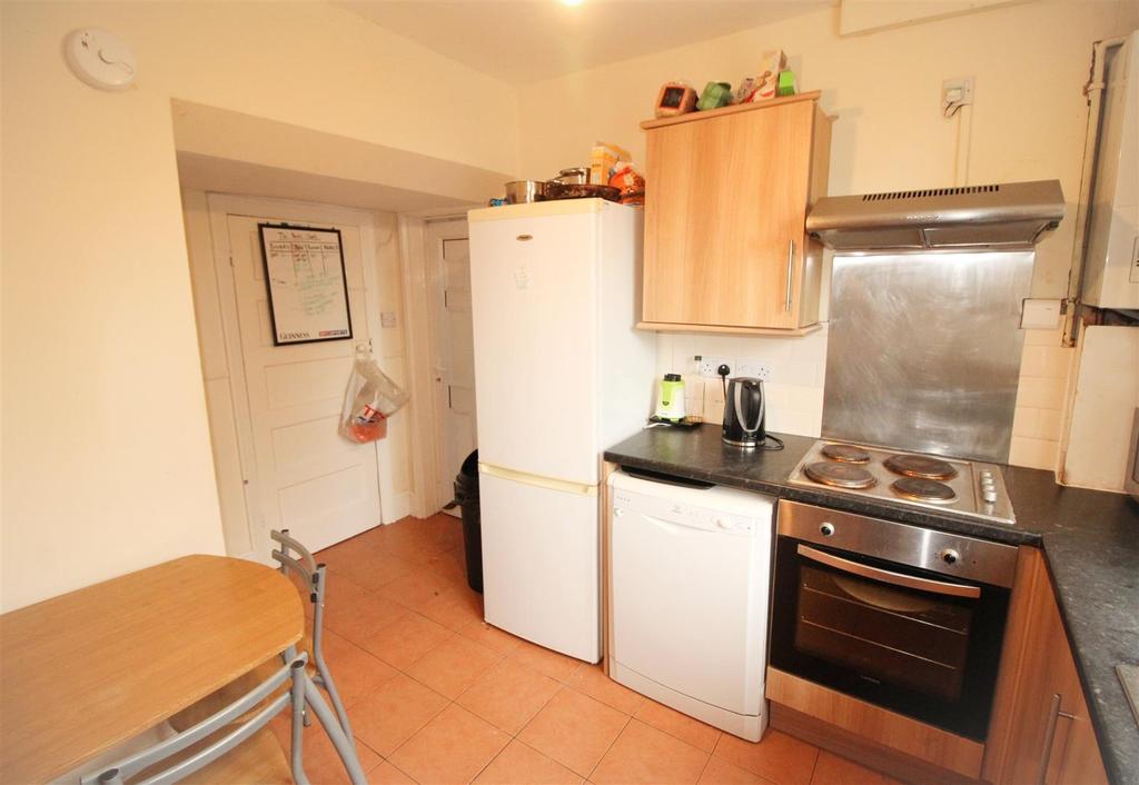 Rolleston Drive, Lenton, NG7 1JT UON 4 bed semidetached house £