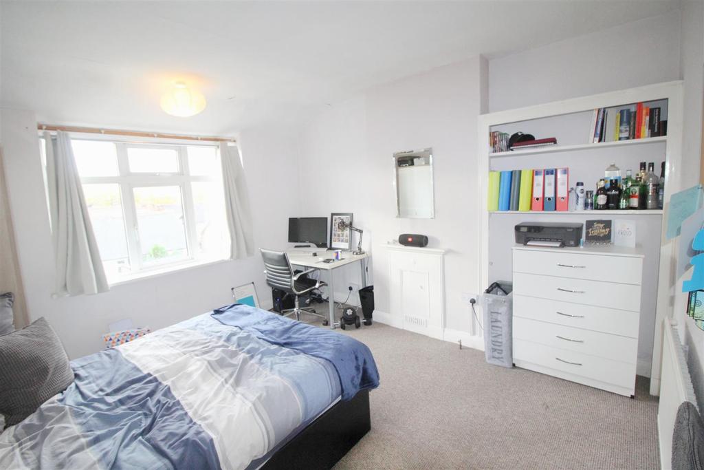 Rolleston Drive, Lenton, NG7 1JT UON 4 bed semidetached house £