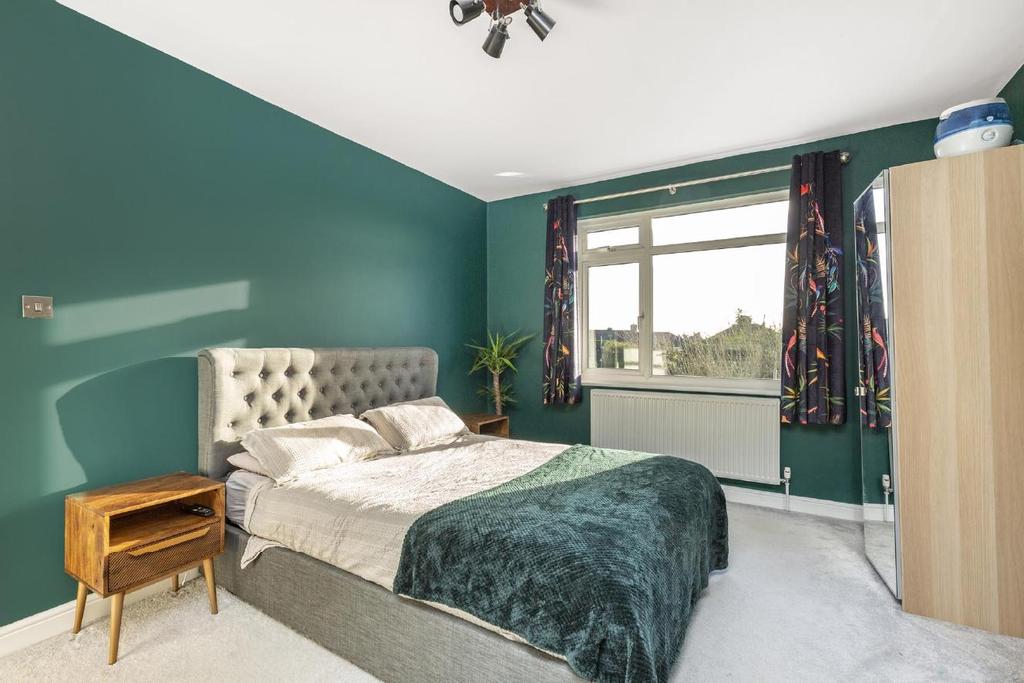 Heath Drive, Raynes Park 3 bed semidetached house £850,000