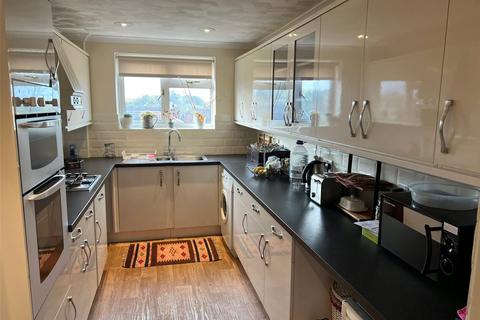 3 bedroom semi-detached house to rent, Avebury Close, Tuffley, Gloucester, GL4