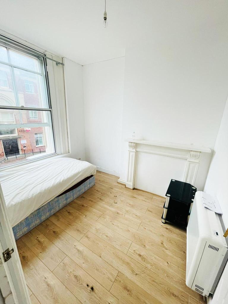 Flat 3, 200 Wolverhampton Street... 1 bed apartment £445 pcm (£103 pw)