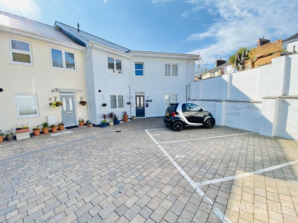 Combe Road, Torquay, Devon, TQ2 2 bed flat £160,000