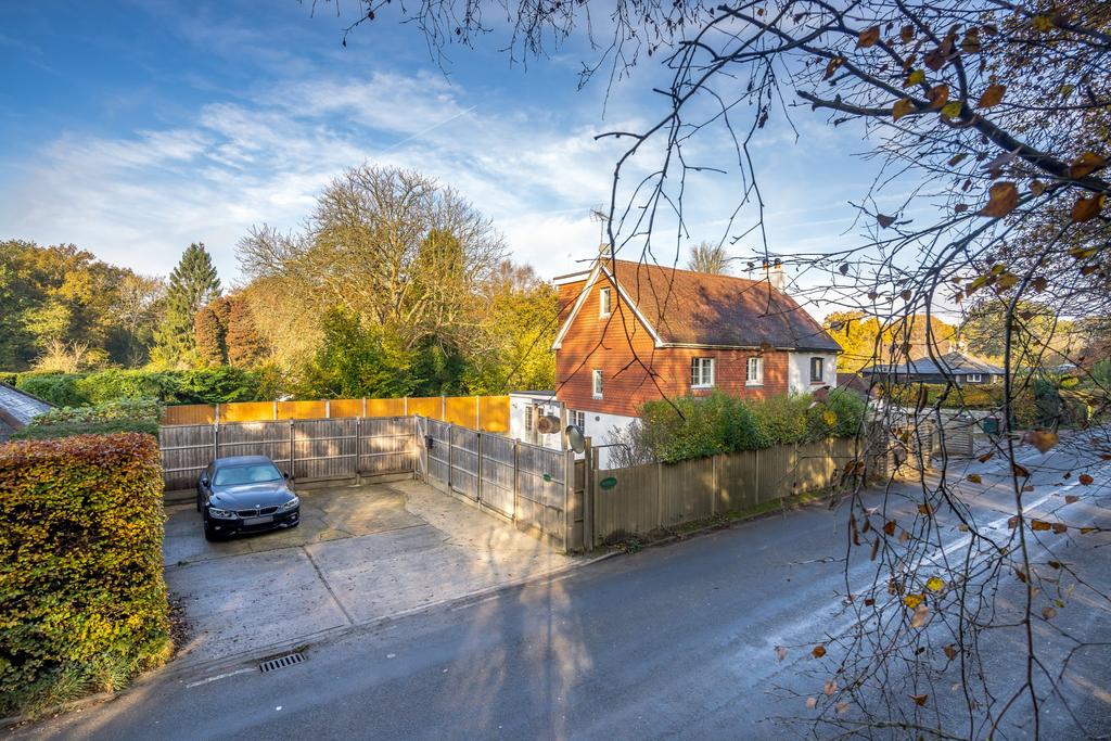 Road, Crawley, RH10 4 bed semidetached house £475,000