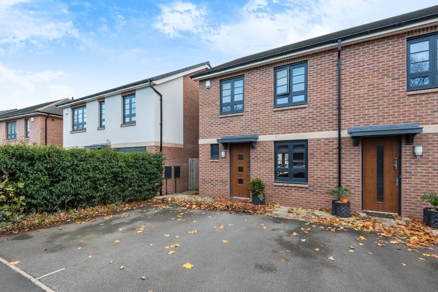 LOW HALL ROAD, HORSFORTH, LEEDS, LS18 4FQ 2 bed end of terrace house