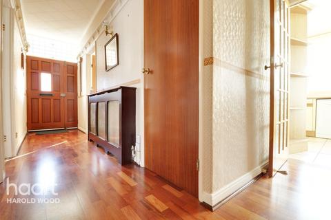 25 Upland Court Road, Romford, RM3 0TT
